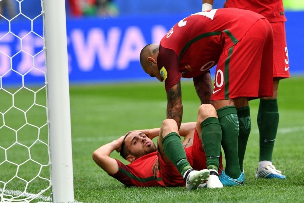 Le Portugais Bernardo Silva blessé contre la Nouvelle-Zélande à Saint-Pétersbourg. AFP