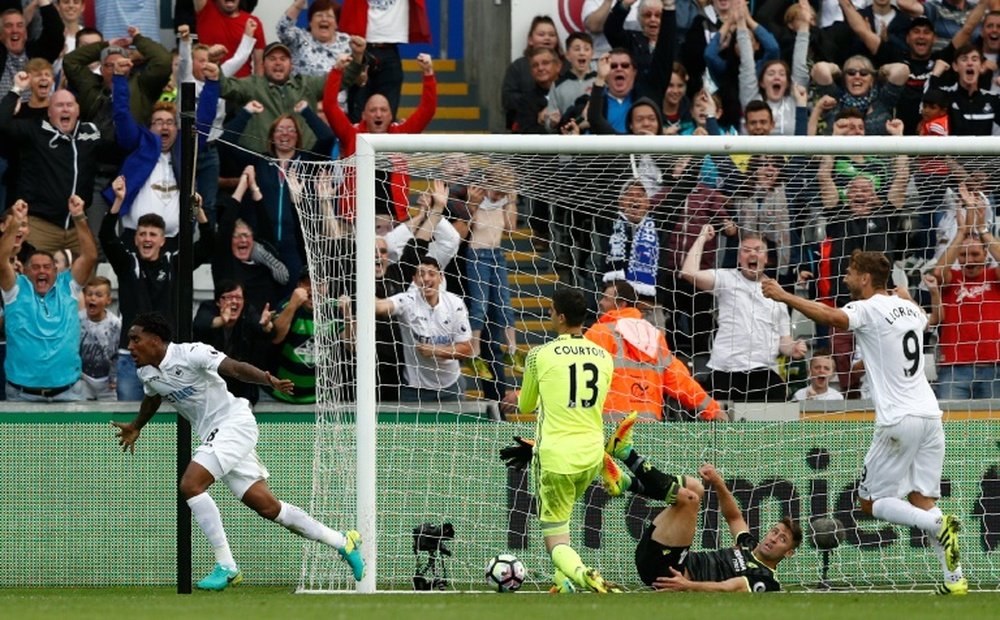 Le gardien de Chelsea Thibaut Courtois battu par Leroy Fer de Swansea, le 11 septembre 2016. AFP