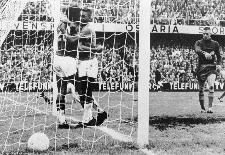 Pelé celebra con Vavá