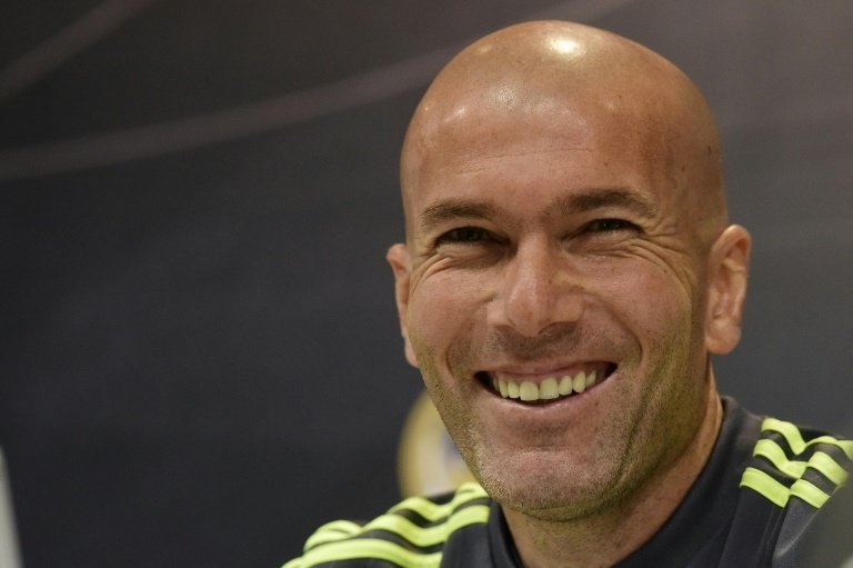 Lentraîneur du Real Madrid Zinédine Zidane sourit lors dune conférence de presse, le 13 mai 2016 à Madrid