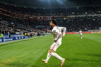 Spurs willing to pay 50 million euros for Paqueta. AFP