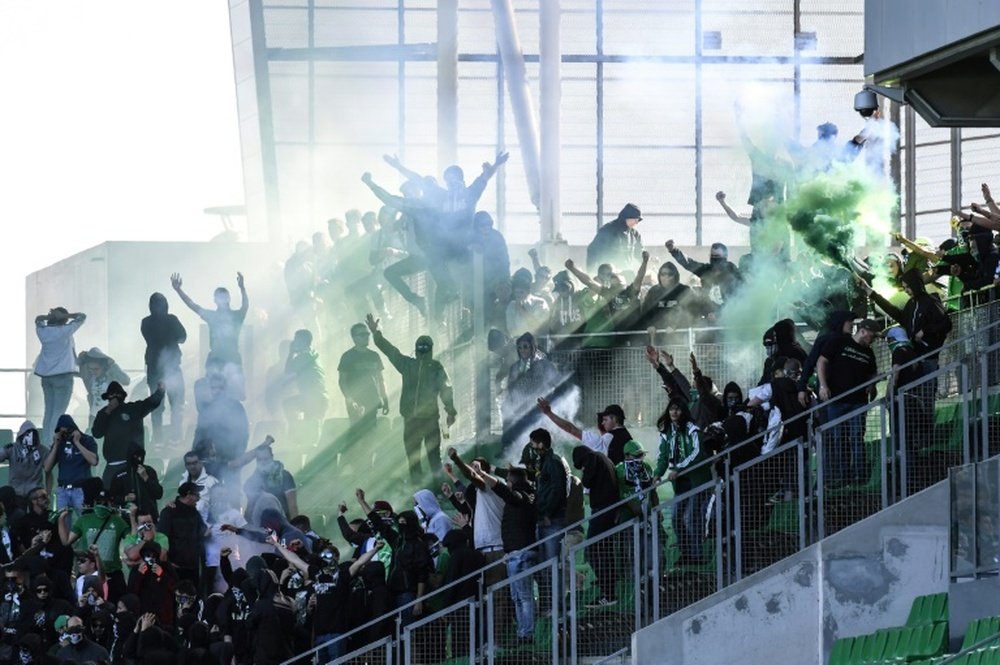 Des supporters de Saint-Etienne envahissent le stade Geoffroy-Guichard. AFP