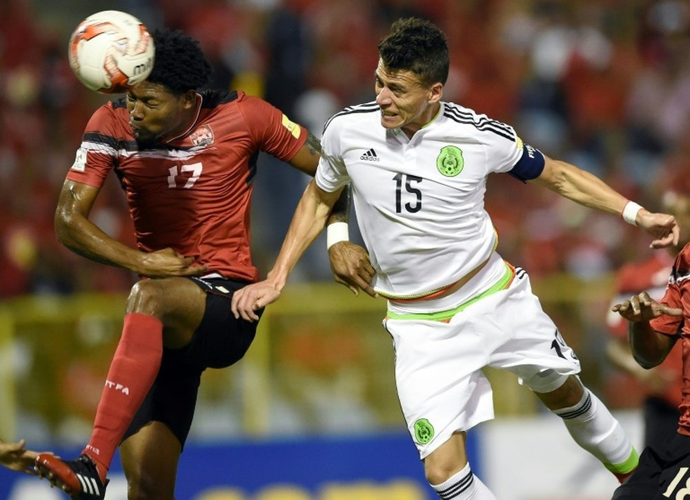Le joueur du Mexique Hector Moreno et le défenseur de Trinité-et-Tobago, Mekeil Williams. AFP