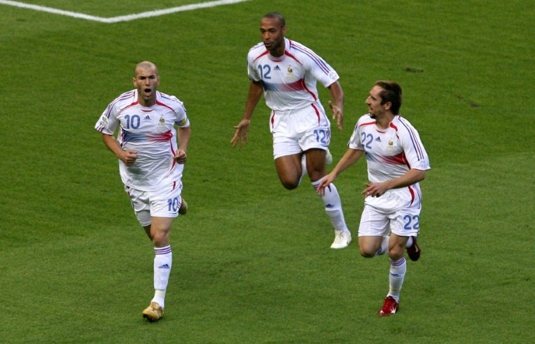 Henry voit Zidane succéder à Deschamps à la tête des Bleus. AFP