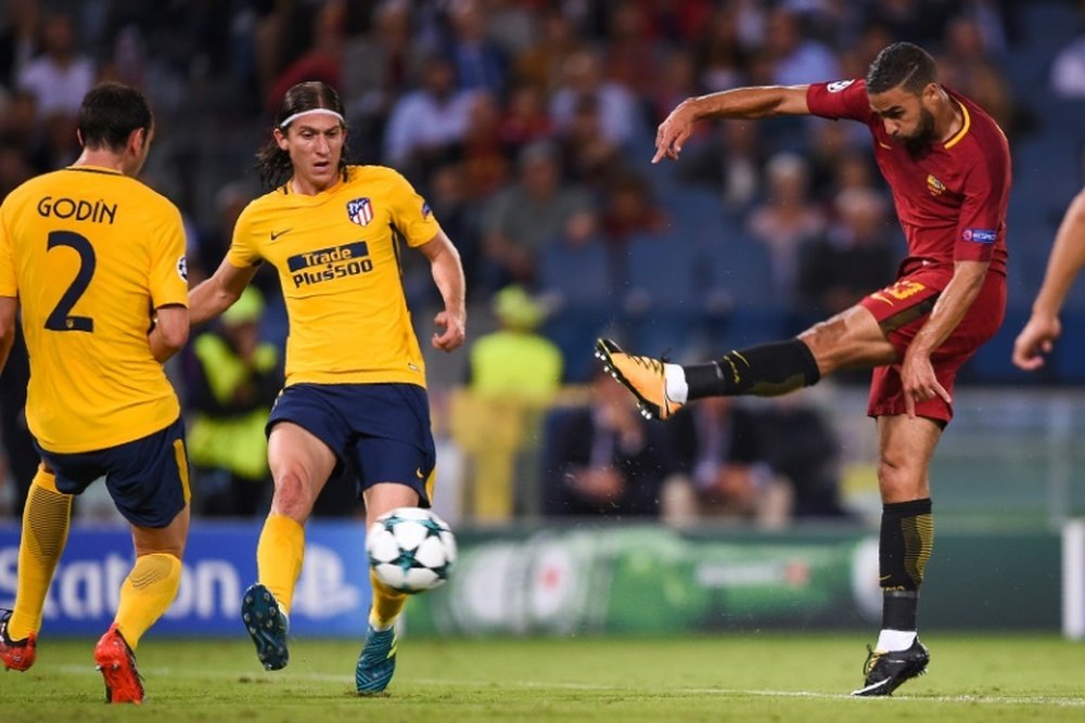 La défense de l'Atletico Madrid, Godin et Filipe Luis, a accroché l'AS Rome de Grégoire Defrel. AFP