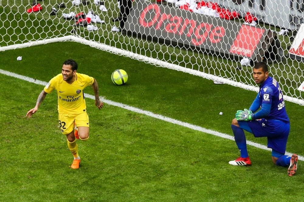 El gol de Alves deja al Mónaco a 17 puntos. AFP