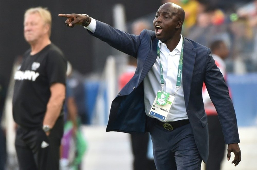 Samson Siasia aceptó sobornos y ahora no podrá volver a ejercer. AFP/Archivo
