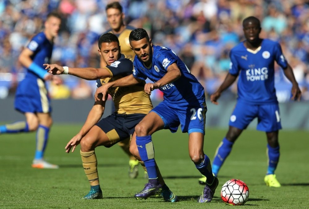 Riyad Mahrez de Leicester (d), face à Alexis Sanchez dArsenal, le 26 septembre 2015. AFP