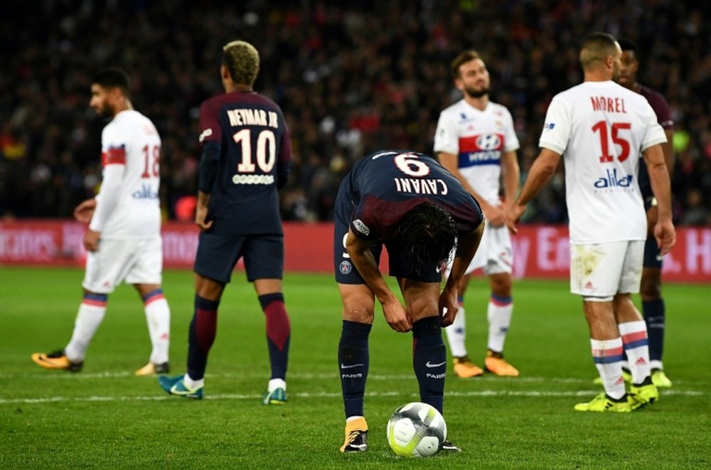 La star du PSG Neymar séloigne alors que Edinson Cavani sapprête à tirer un penalty contre Lyon. AFP