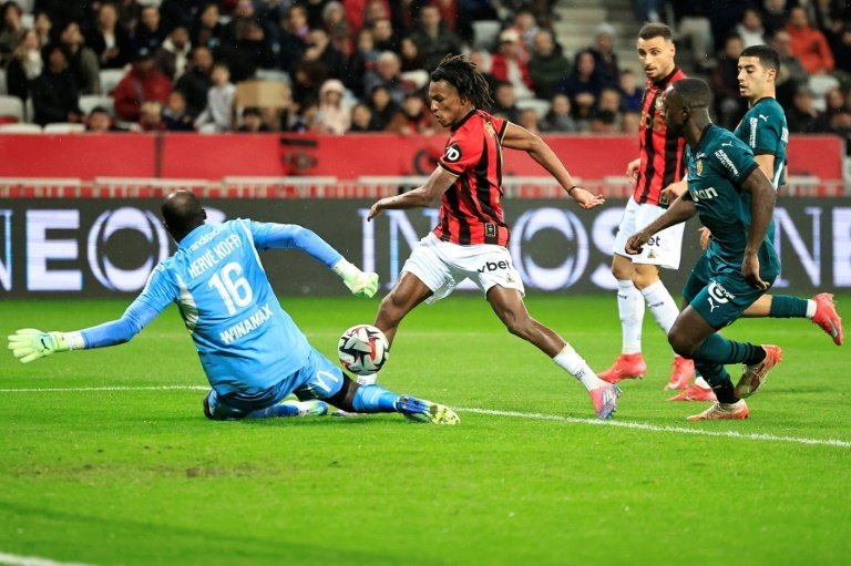 Underdogs Angers rely on goalkeepers to stop 'best team in the world'