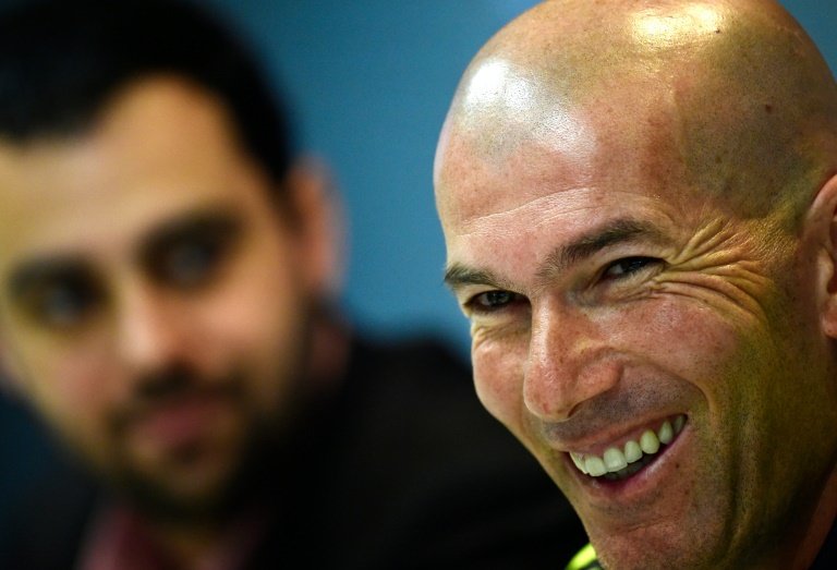 Le technicien du Real Madrid Zinédine Zidane, souriant en conférence de presse, au centre dentraînement de Valdebebas, le 19 mars 2016