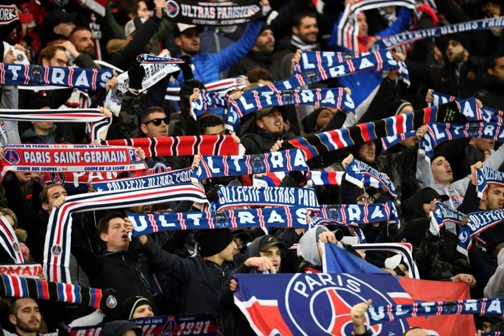 La afición del club parisino se acordó de su rival en Champions. AFP