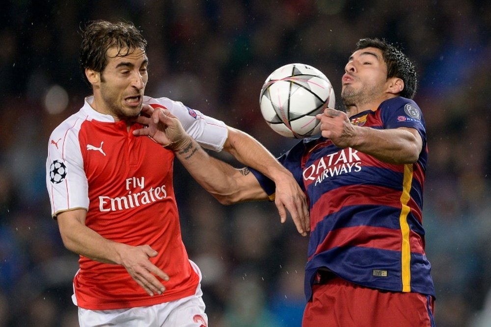 Mathieu Flamini, alors milieu d'Arsenal, à la lutte avec l'attaquant du Barça Luis Suarez. AFP