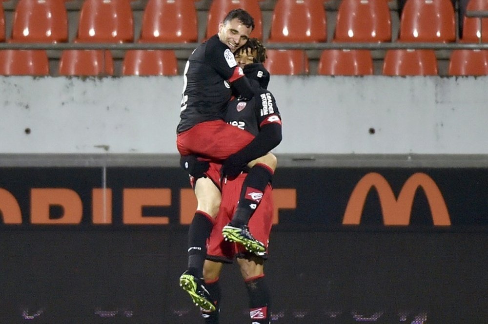 L'attaquant dijonnais Diony, félicité par le milieu de terrain Martin après son but à Lorient. AFP