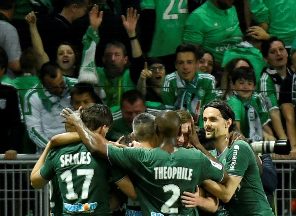 Des joueurs et supporters de l'AS Saint-Etienne lors du match de championnat contre Lille. AFP