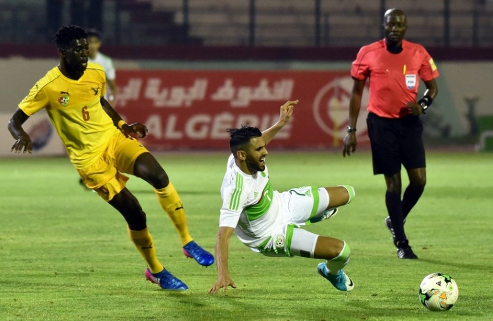 Riyad Mahrez hizo dos de los cuatro goles de Argelia en Togo. AFP/Archivo
