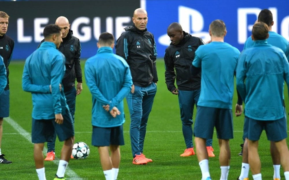 Zinédine Zidane avec ses joueurs lors d'un entraînement du Real Madrid à Dortmund. AFP