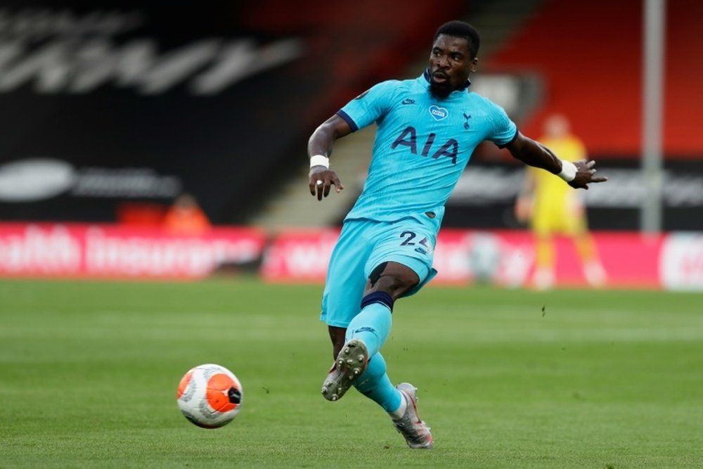 El Milan busca los centros de Aurier. AFP