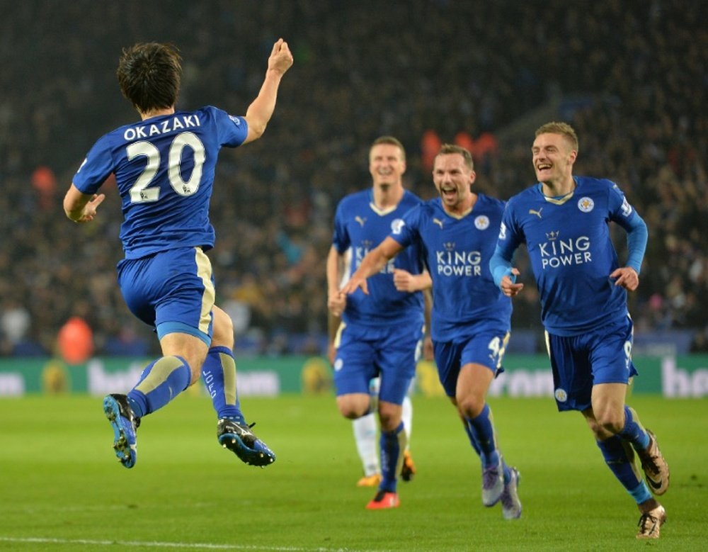 Okazaki ha dado, de chilena, 3 puntos vitales para que el Leicester siga luchando por la Premier.AFP