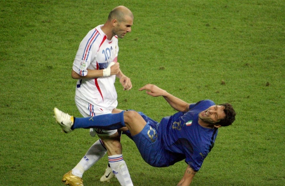 Zidane cayó en la provocación de Materazzi y fue expulsado en el Mundial de 2006. EFE/Archivo