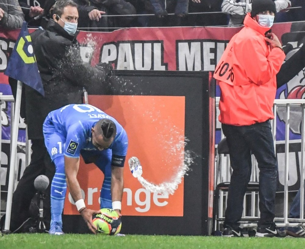 Payet fue agredido por la hinchada del Lyon. AFP