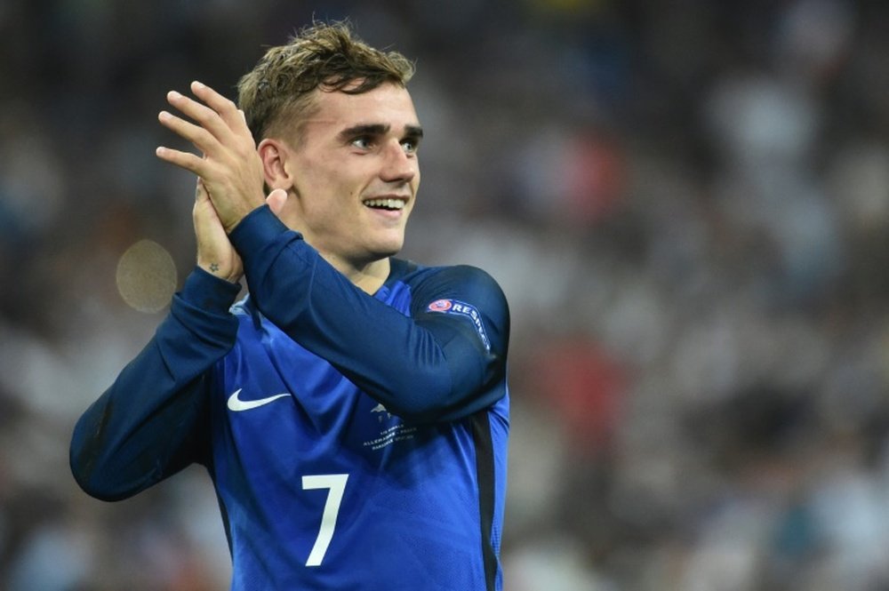 Griezmann salutes the fans as France reach the final of Euro 2016. BeSoccer