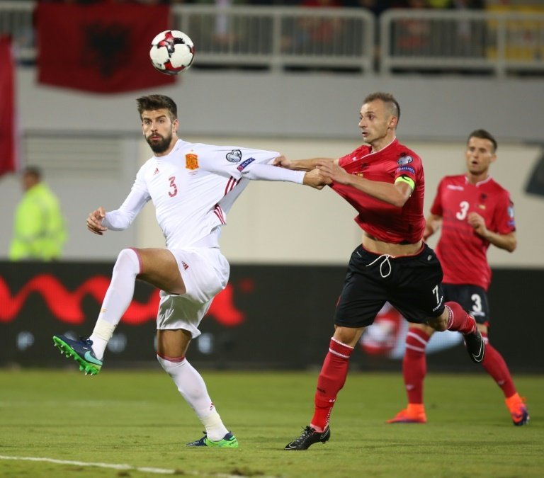 Le défenseur de l'équipe d'Espagne Gerard Piqué (g) à la lutte avec l'Albanais Ansi Agolli lors des qualifs pour le Mondial-2018, le 9 octobre 2016 Shkodër (Albanie)