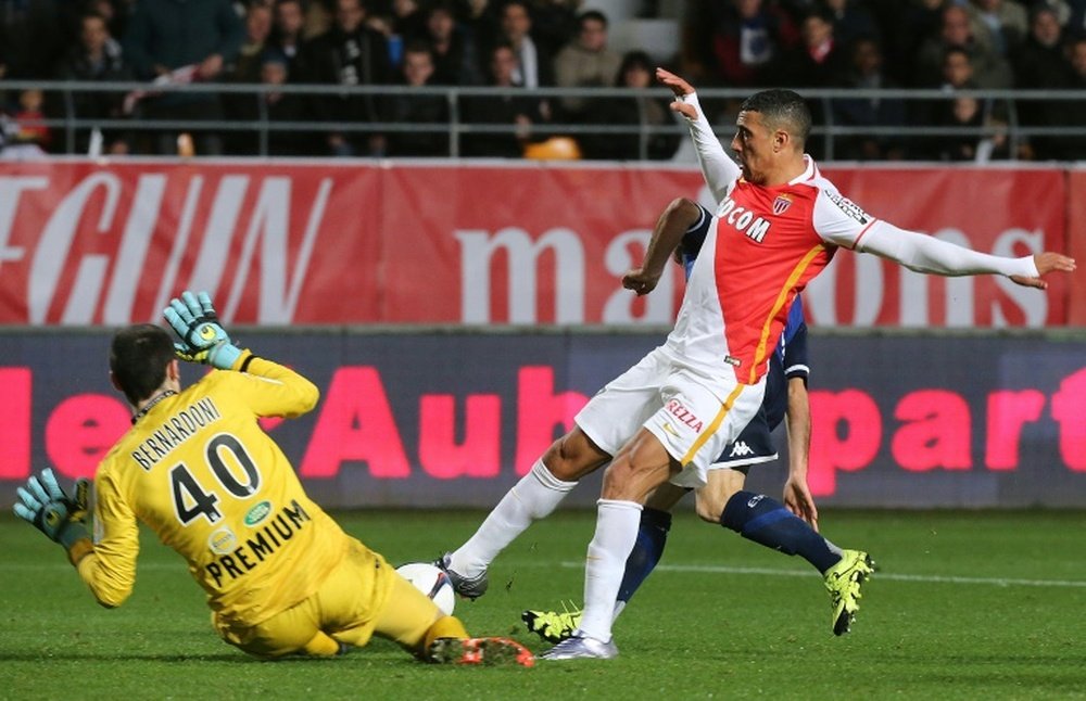 Le milieu de Monaco Nabil Dirar (d) à la lutte avec le gardien de Troyes Paul Bernardoni, le 19 décembre 2015 au stade de lAube