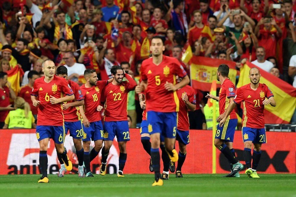 Les Espagnols se congratulent après un but d'Isco face à l'Italie. AFP