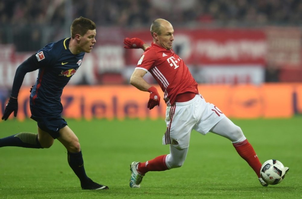 L'attaquant du Bayern Arjen Robben) à la lutte avec le défenseur de Leipzig Marcel Haltstenberg. AFP
