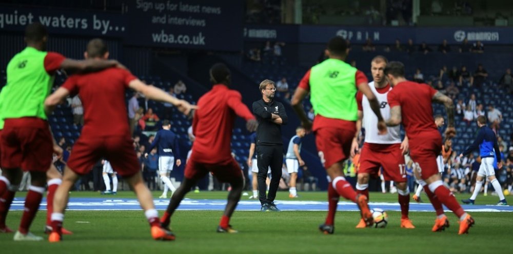 Jürgen Klopp supervise l'échauffement de ses joueurs avant le match de Premier League. AFP