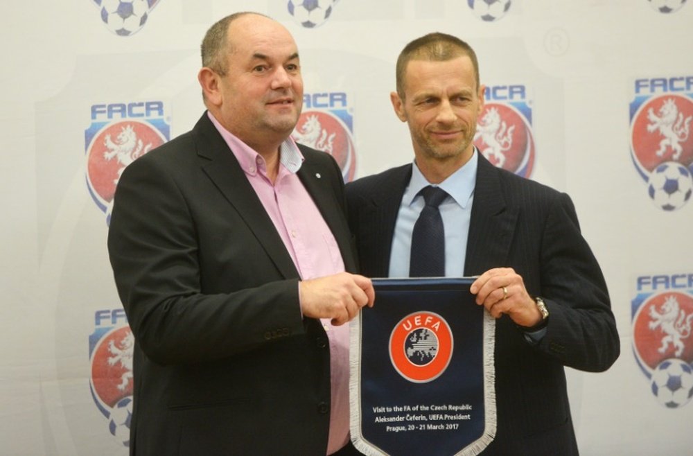 Le président de la Fédération tchèque de foot Pelta avec son homologue de l'UEFA Ceferin. AFP