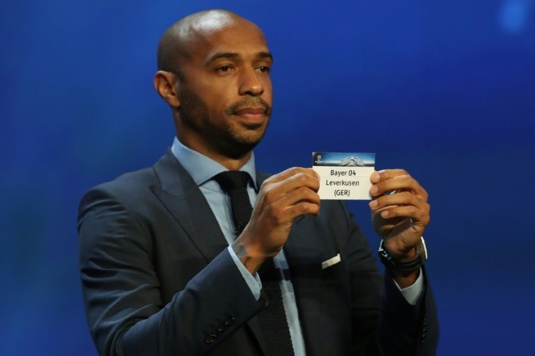 Thierry Henry effectue le tirage au sort de la phase de groupes de la Ligue des champions. AFP
