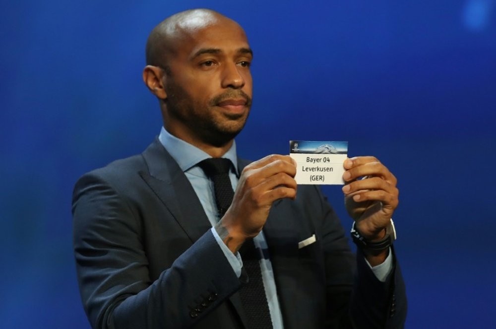 Thierry Henry effectue le tirage au sort de la phase de groupes de la Ligue des champions. AFP