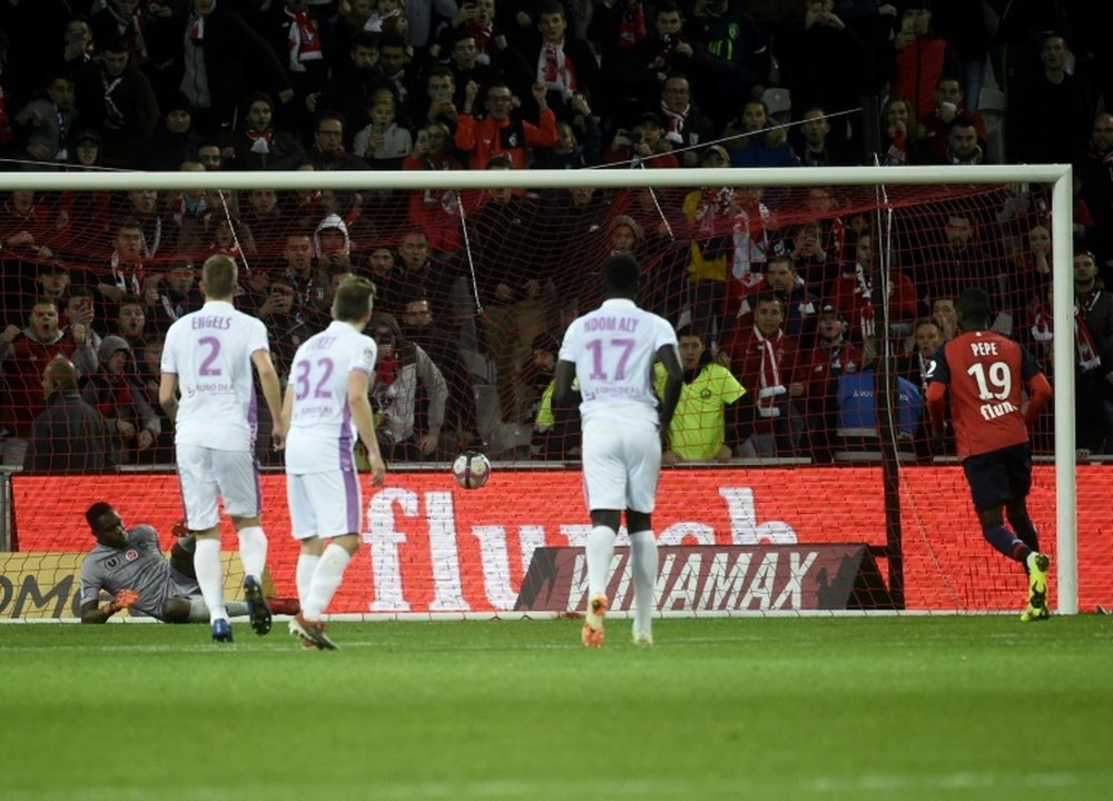 El penalti del empate, transformado por Pépé. AFP