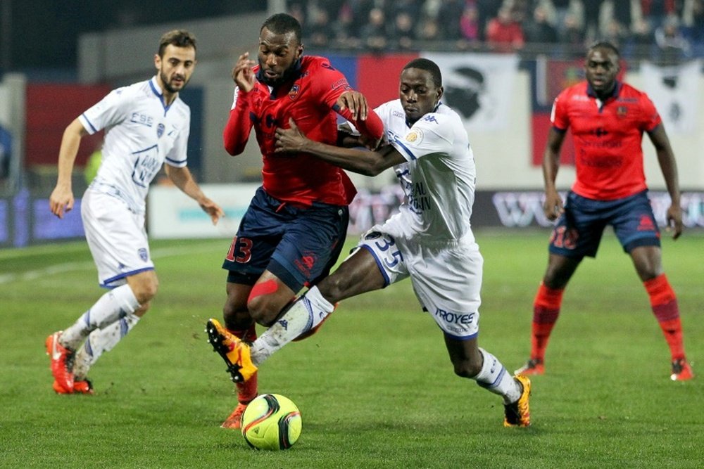 Le défenseur Mouhamadou Dabo, sous le maillot de Troyes, tacle le défenseur Alassane Touré. AFP