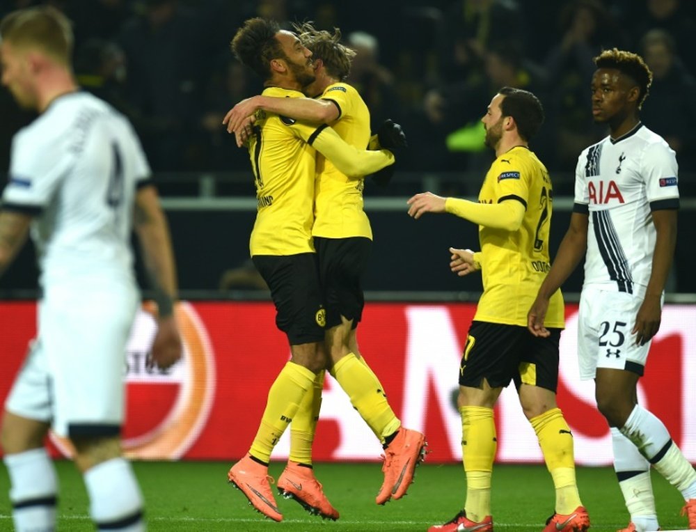 Aubameyang est congratulé par ses camarades après avoir ouvert le score pour le Borussia. AFP