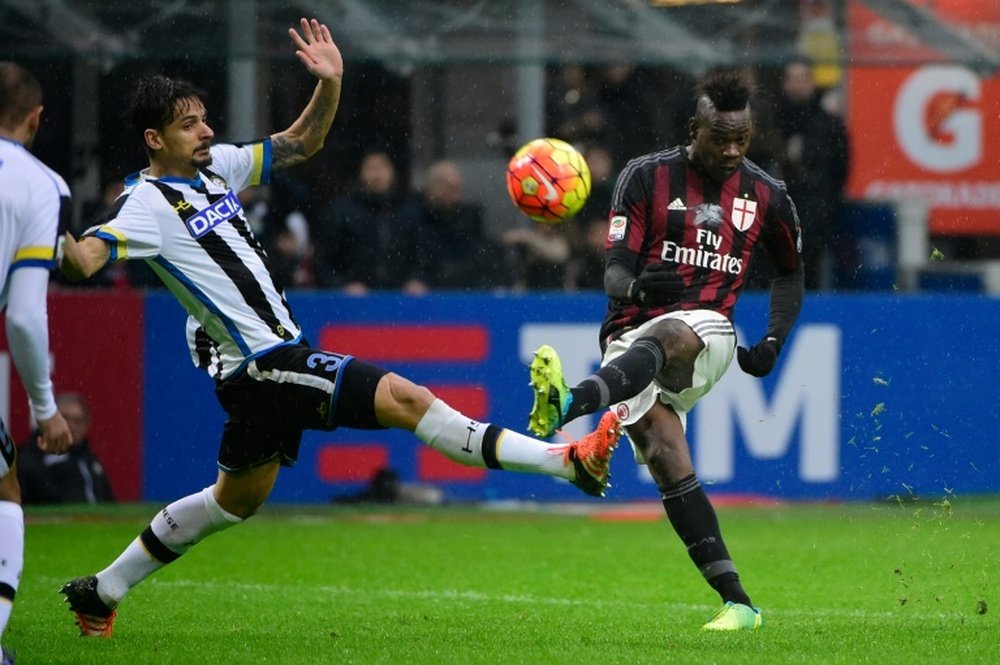 Lattaquant de lAC Milan Mario Balotelli (d) à la luttte avec le milieu de lUdinese Panagiotis Kone en Serie A, le 7 février 2016 à San Siro