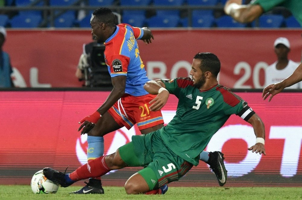 Le capitaine marocain Mehdi Benatia au duel avec l'attaquant de la RD Congo Ndombe Mubele. AFP
