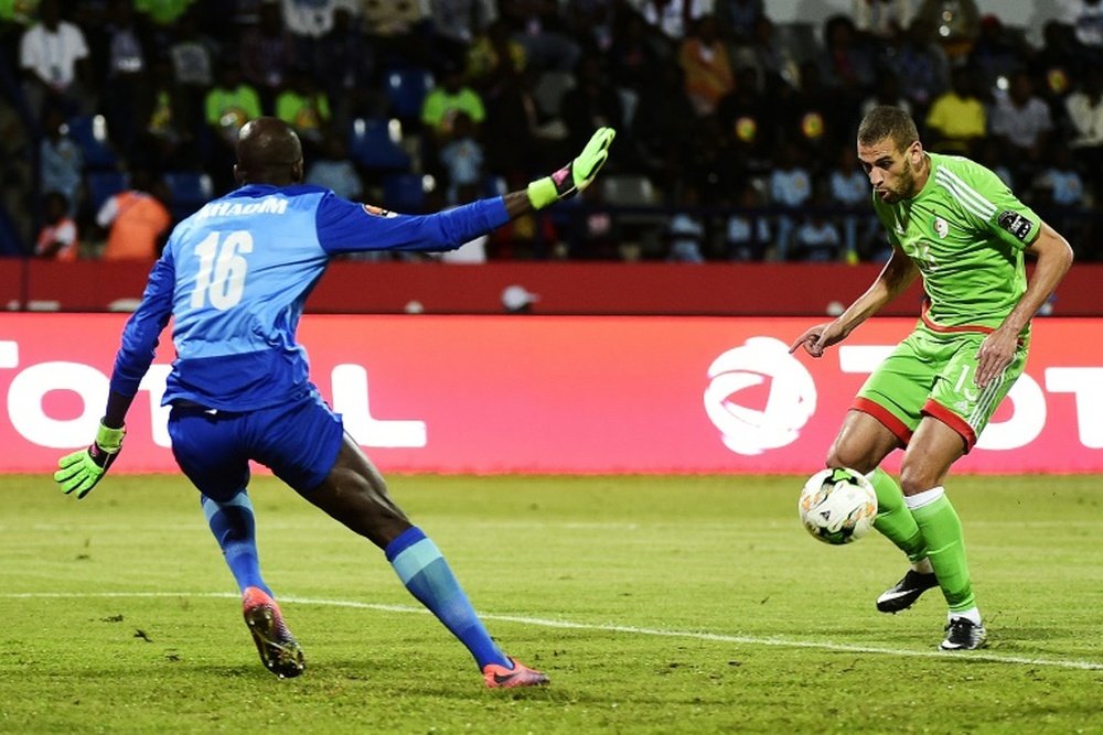 El argelino no cuenta para el Leicester. AFP
