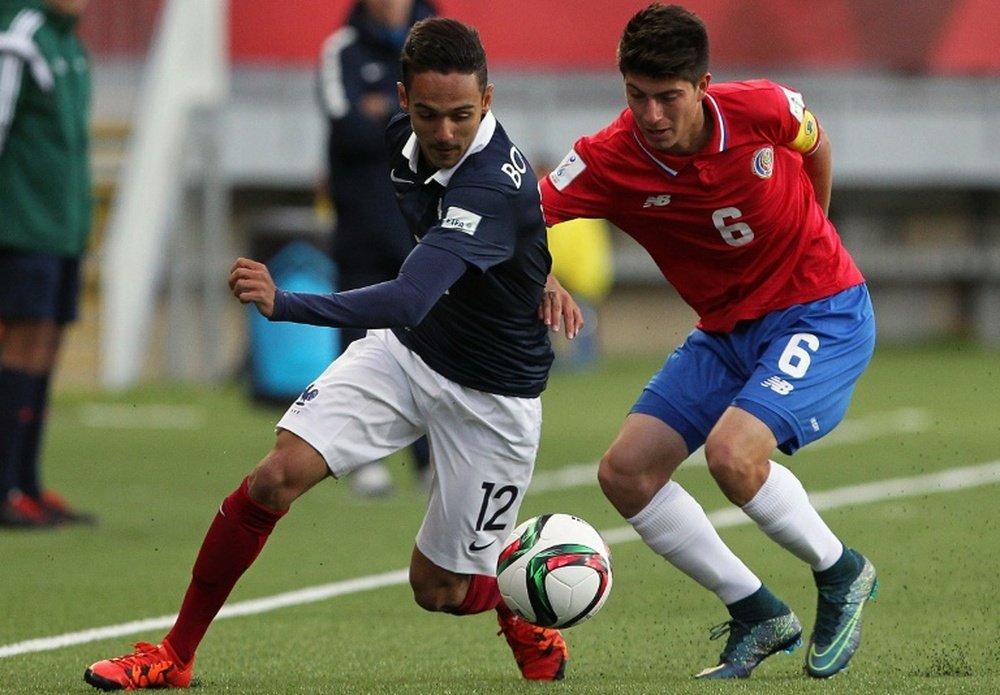 Le Français Bilal Boutobba,  lors du Mondial-2015 de moins de 17 ans face à Hernandez. AFP