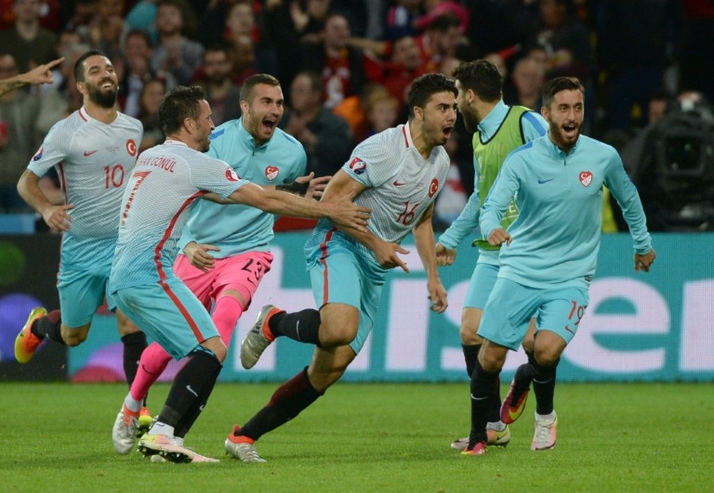 La joie des joueurs turcs après le but dOzan Tufan contre la République tchèque, lors de lEuro, le 21 juin 2016 à Lens