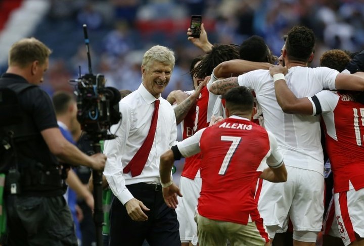 Arsenal sai por cima do duelo londrino e levanta a Copa de Inglaterra