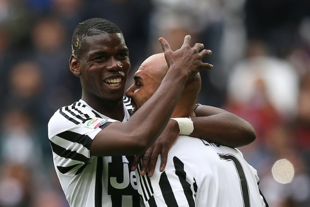 Paul Pogba (g), auteur de la passe décisive, félicite Simone Zaza, auteur du but de la victoire de la Juventus face à Carpi, le 1er mai 2016 à Turin