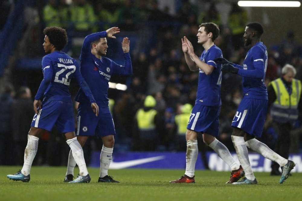 Eden Hazard félicité par ses coéquipiers de Chelsea après son tir au but décisif en Coupe. AFP