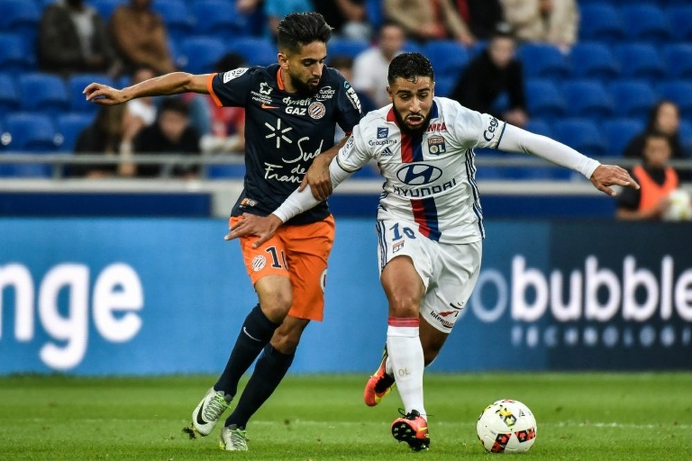 Le Lyonnais Nabil Fekir (d) aux prises avec Ryad Boudebouz (Montpellier) au Parc OL. AFP