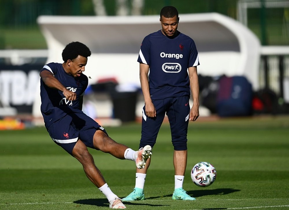 Koundé prefiere irse al Madrid. AFP
