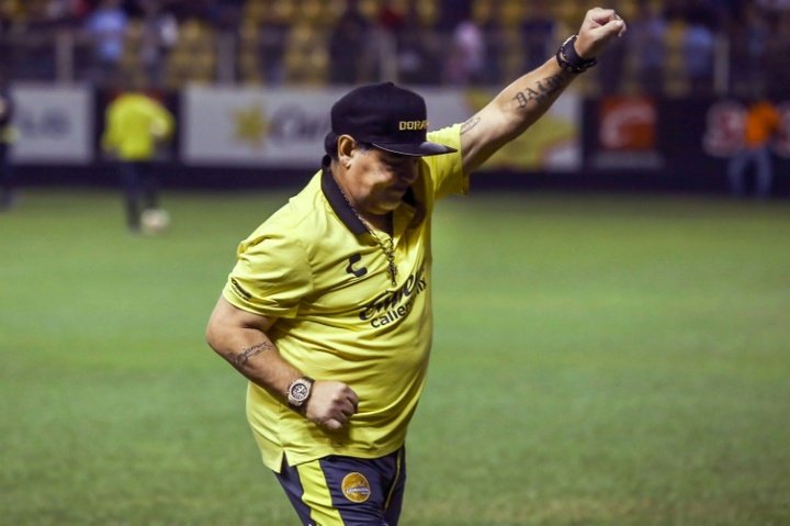 Maradona, victime d'un lancé de bouteille : 
