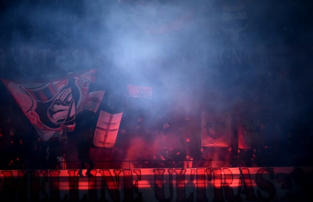 Des supporters de l'AC Milan au San Siro lors du match de Serie A face à Cagliari. AFP