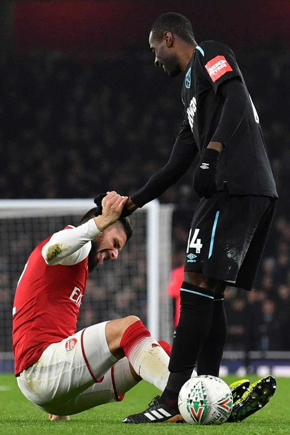 L'attaquant dArsenal Olivier Giroud relevé par le milieu de terrain de West Ham Pedro Obiang. AFP